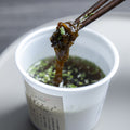 お湯を注いだもずくスープ