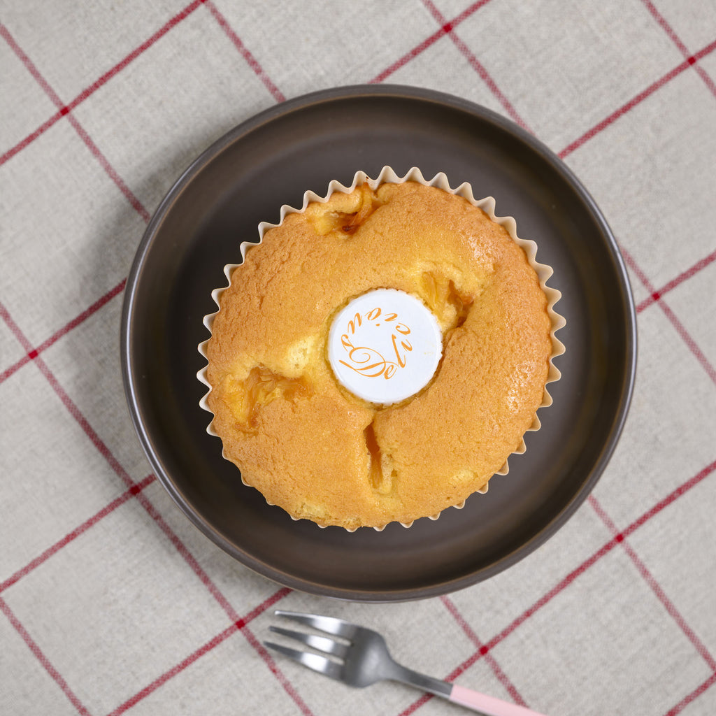 お皿に置いたパイナップルケーキ