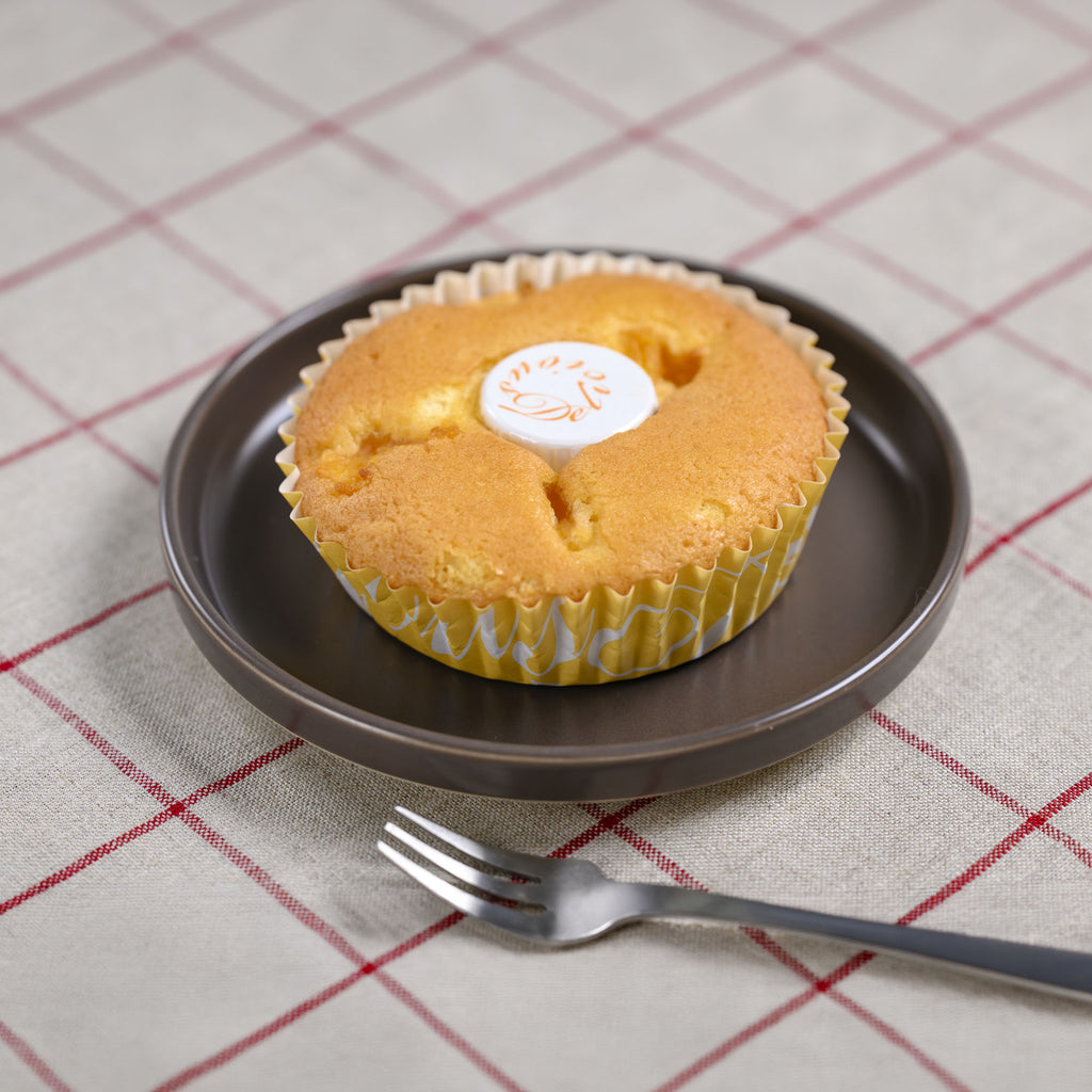 斜めから見たお皿に乗ったパイナップルケーキ